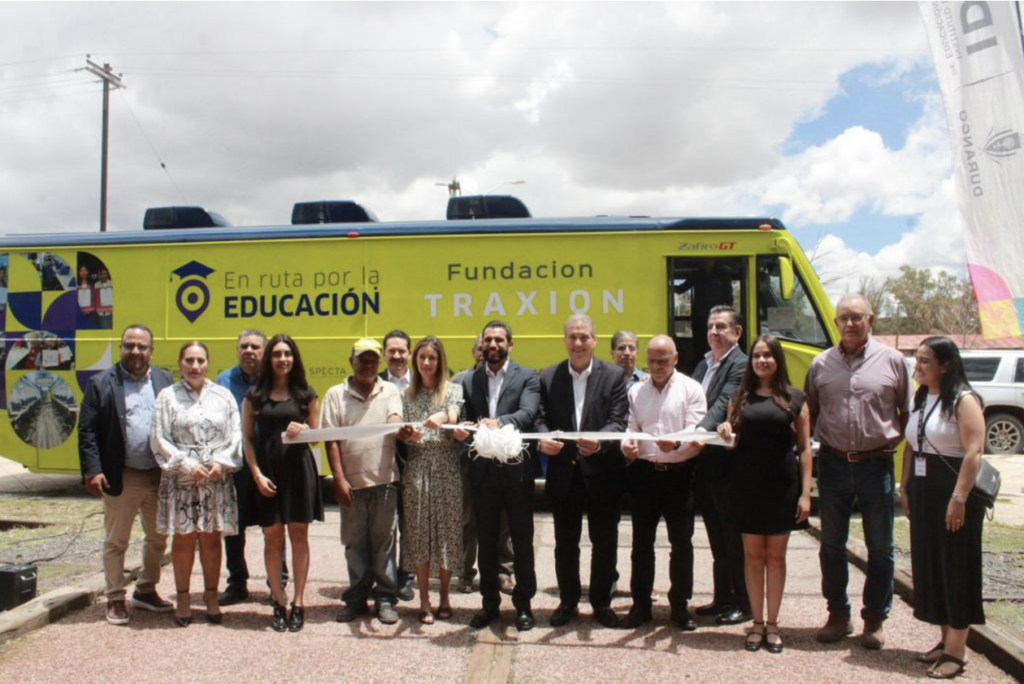 El autobús adaptado de Traxion servirá como centro educativo de primaria y preparatoria. 