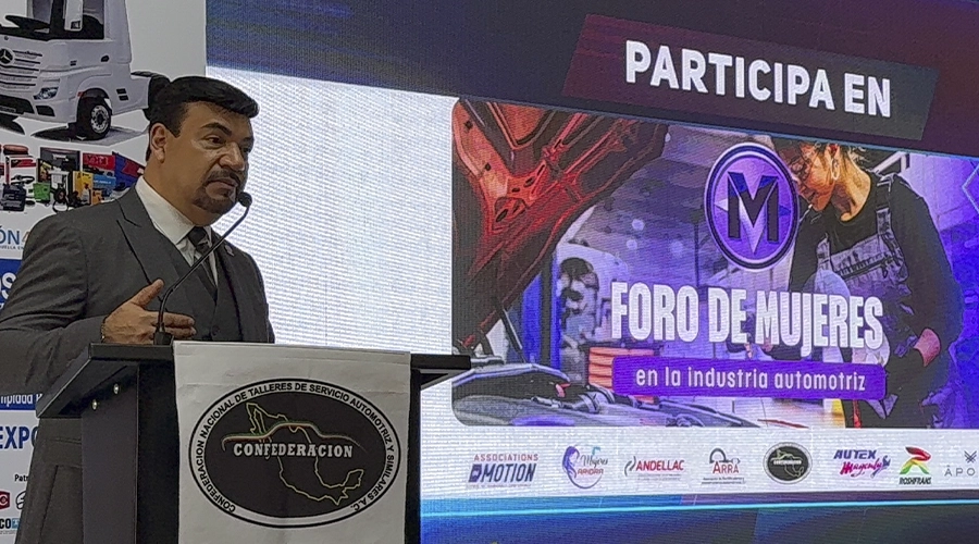 Rudy Esquivel Bolaños, presidente de la Confederación Nacional de Talleres de Servicio Automotriz y Similares, durante la inauguración de Expo Mecánico Automotriz Internacional 2026 en Poliforum León