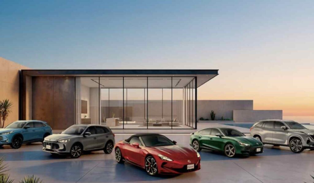 Gama de vehículos de SAIC Motor exhibida frente a una residencia moderna durante la celebración de los 100 millones de unidades vendidas por el grupo automotriz chino.