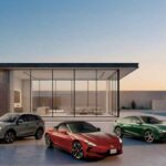 Gama de vehículos de SAIC Motor exhibida frente a una residencia moderna durante la celebración de los 100 millones de unidades vendidas por el grupo automotriz chino.