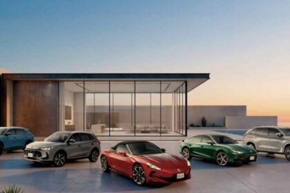 Gama de vehículos de SAIC Motor exhibida frente a una residencia moderna durante la celebración de los 100 millones de unidades vendidas por el grupo automotriz chino.