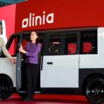Presentación del prototipo Olinia, un vehículo eléctrico mexicano de diseño compacto, durante un evento oficial.