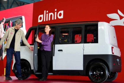 Presentación del prototipo Olinia, un vehículo eléctrico mexicano de diseño compacto, durante un evento oficial.