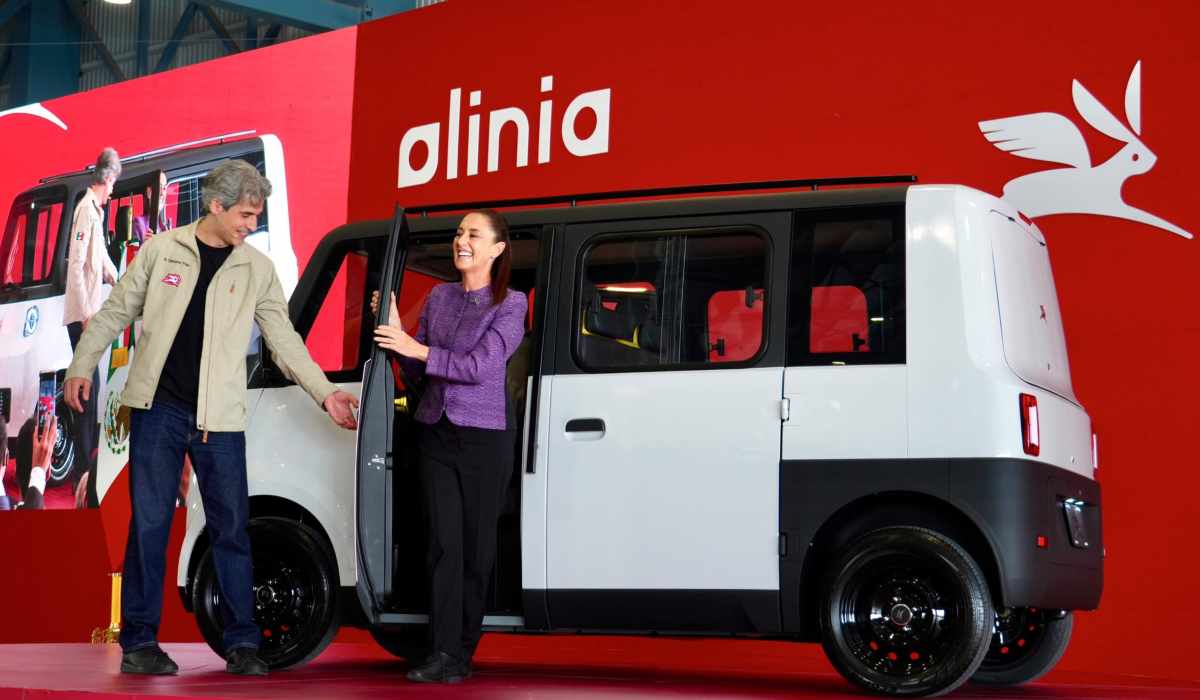 Presentación del prototipo Olinia, un vehículo eléctrico mexicano de diseño compacto, durante un evento oficial.
