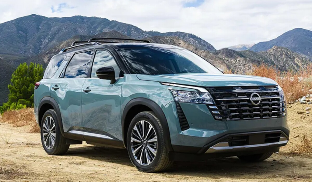 Nissan Pathfinder 2026 estacionada en un camino de montaña, SUV equipada con nuevas tecnologías de conectividad y confort.
