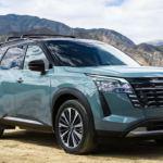 Nissan Pathfinder 2026 estacionada en un camino de montaña, SUV equipada con nuevas tecnologías de conectividad y confort.