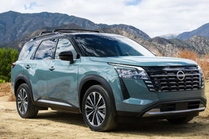 Nissan Pathfinder 2026 estacionada en un camino de montaña, SUV equipada con nuevas tecnologías de conectividad y confort.