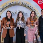 Colaboradores de TIP México posan con reconocimientos ESR durante la ceremonia de entrega del Distintivo Empresa Socialmente Responsable 2026 organizada por Cemefi.