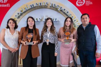 Colaboradores de TIP México posan con reconocimientos ESR durante la ceremonia de entrega del Distintivo Empresa Socialmente Responsable 2026 organizada por Cemefi.