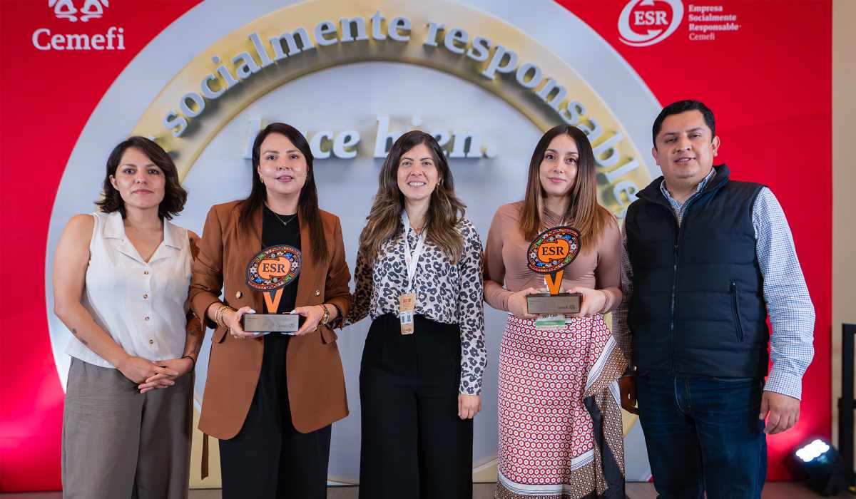 Colaboradores de TIP México posan con reconocimientos ESR durante la ceremonia de entrega del Distintivo Empresa Socialmente Responsable 2026 organizada por Cemefi.