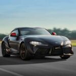 Toyota GR Supra Final Edition color negro circula en pista mostrando el diseño deportivo y el legado de la serie GR.