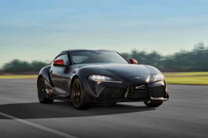 Toyota GR Supra Final Edition color negro circula en pista mostrando el diseño deportivo y el legado de la serie GR.