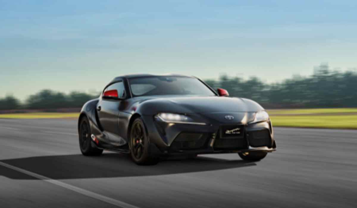 Toyota GR Supra Final Edition color negro circula en pista mostrando el diseño deportivo y el legado de la serie GR.