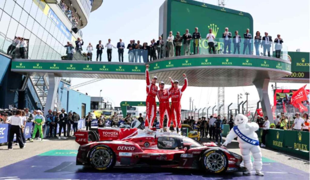 Pilotos de TOYOTA RACING celebran sobre el GR010 HYBRID No. 7 tras ganar las 24 Horas de Le Mans 2026 en el Circuito de La Sarthe.