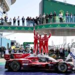 Pilotos de TOYOTA RACING celebran sobre el GR010 HYBRID No. 7 tras ganar las 24 Horas de Le Mans 2026 en el Circuito de La Sarthe.