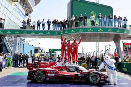 Pilotos de TOYOTA RACING celebran sobre el GR010 HYBRID No. 7 tras ganar las 24 Horas de Le Mans 2026 en el Circuito de La Sarthe.