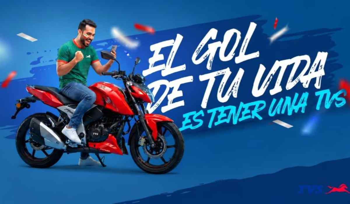 Persona celebrando sobre una motocicleta TVS roja durante la campaña promocional El gol de tu vida es tener una TVS