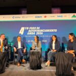Panel sobre transformación tecnológica durante el 4° Foro de Autofinanciamiento AMDA 2026, con representantes de empresas de autofinanciamiento automotriz.