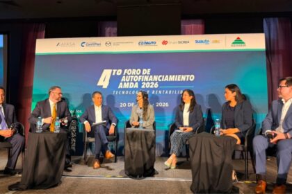 Panel sobre transformación tecnológica durante el 4° Foro de Autofinanciamiento AMDA 2026, con representantes de empresas de autofinanciamiento automotriz.