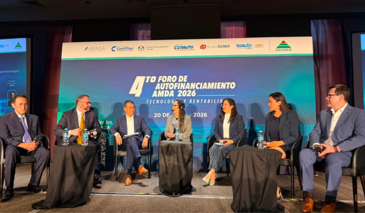 Panel sobre transformación tecnológica durante el 4° Foro de Autofinanciamiento AMDA 2026, con representantes de empresas de autofinanciamiento automotriz.
