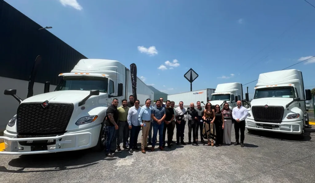 Equipo de Directo Express e International junto a tractocamiones International LT S13 en México.