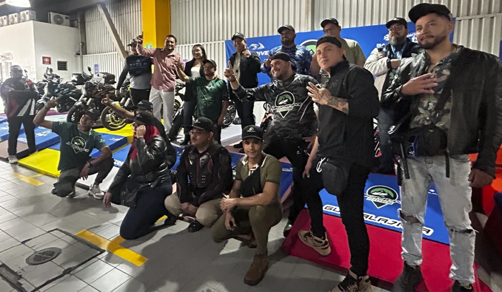 Comunidad Dominar Riders en la quinta edición del programa de Bajaj México Ride Masters e integrantes de la comunidad Dominar Riders 2026 durante la presentación de la quinta edición del programa de Bajaj México