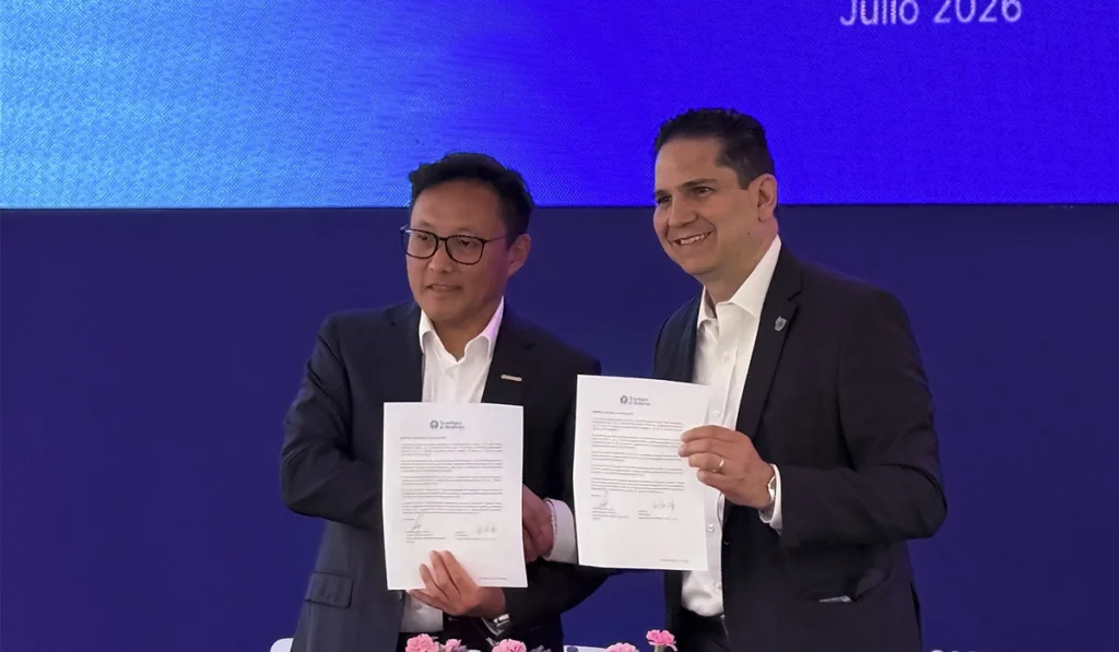 Bryan Wu y el Tecnológico de Monterrey formalizan alianza para impulsar movilidad inteligente Bryan Wu, director general de Geely Auto México, y Eduardo Hernández Callejas durante la firma del acuerdo de colaboración entre Geely y el Tecnológico de Monterrey para impulsar BloomDrive Intelligence y la movilidad inteligente
