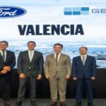 (Cent.) Jim Baumbick, presidente de Ford Europa, y Alex Nan, vicepresidente de Geely Auto Group.