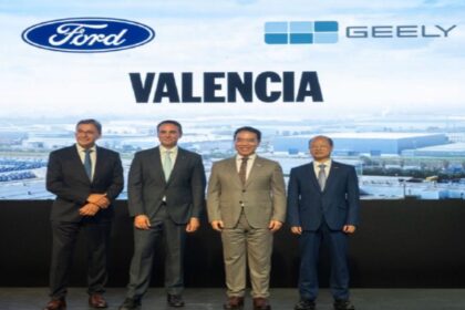 (Cent.) Jim Baumbick, presidente de Ford Europa, y Alex Nan, vicepresidente de Geely Auto Group.
