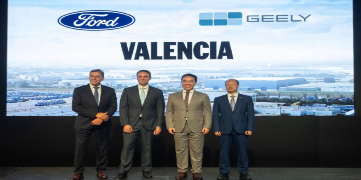 (Cent.) Jim Baumbick, presidente de Ford Europa, y Alex Nan, vicepresidente de Geely Auto Group.