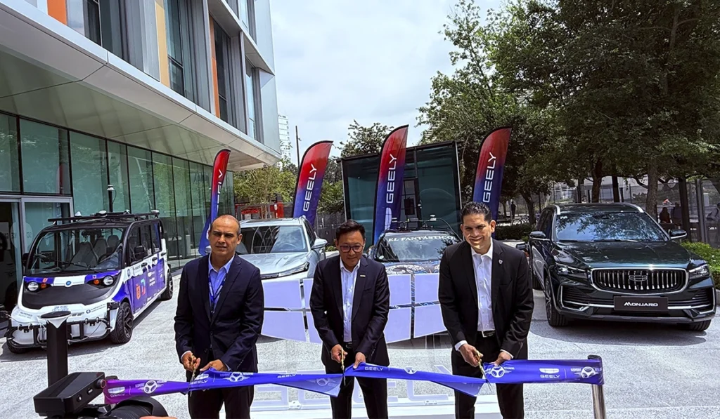 Geely y el Tecnológico de Monterrey firman alianza para impulsar la movilidad inteligente Bryan Wu, director general de Geely Auto México; Eduardo Hernández Callejas, representante del Tecnológico de Monterrey; y Jorge de Jesús Lozoya Santos, líder de BloomDrive Intelligence, durante el corte de listón de la alianza entre Geely y el Tecnológico de Monterrey para impulsar investigación en movilidad inteligente