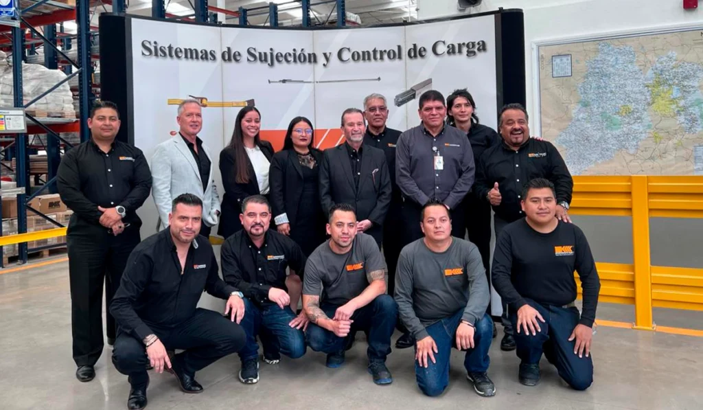 Directivos, supervisores y colaboradores de Kinedyne México en el área de almacenamiento y producción de la nueva operación de la compañía.