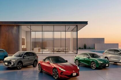 Vehículos híbridos y eléctricos de MG Motor, incluido el roadster eléctrico MG Cyberster, exhibidos frente a una residencia de diseño moderno durante el Goodwood Festival of Speed 2026.