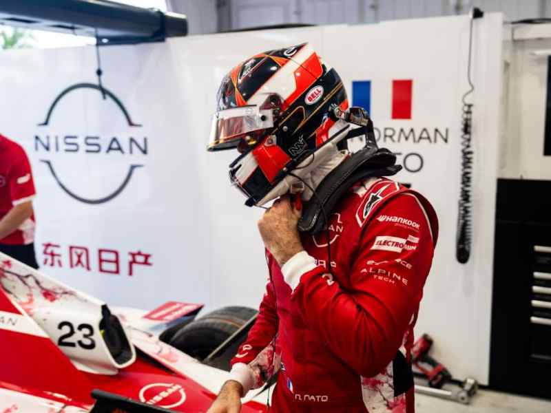 Fotografía de Norman Nato dentro del garage de Nissan Formula E Team mientras se prepara para una sesión del ABB FIA Formula E World Championship. En la imagen aparecen el logotipo de Nissan, el nombre del piloto, la bandera de Francia y parte del monoplaza Nissan e-4ORCE 05 con el número 23, reflejando el trabajo previo a la actividad en pista.