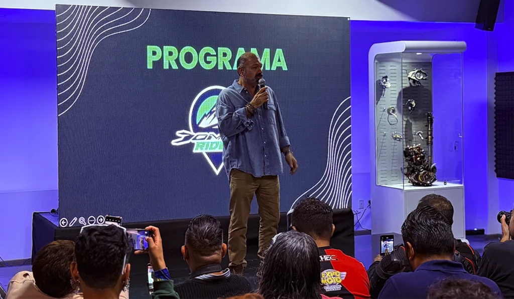 Olaf Sarabia, CEO de Motodrive, durante la presentación de la quinta edición de Dominar Riders de Bajaj México, programa que cumple cinco años impulsando la comunidad motociclista