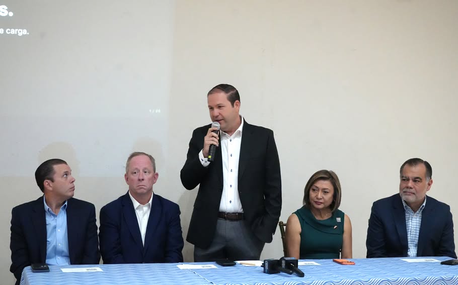 (Cent.) Edgar Orfelio Martínez Quintanilla, nuevo presidente de la ATC NLD, en la presentación oficial de PASO.