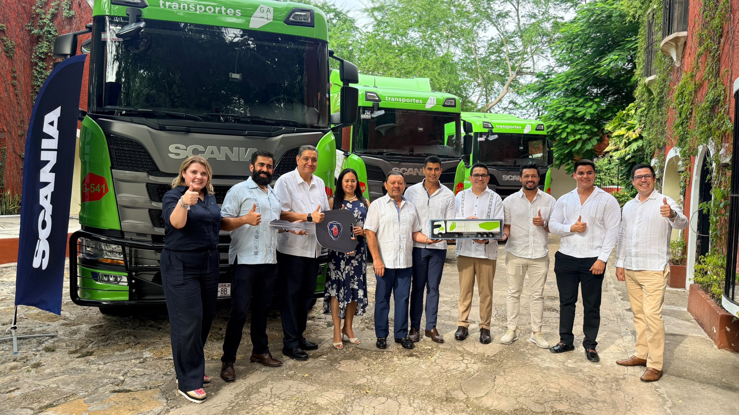 Directivos de Scania México y Transportes Especializados GAL encabezaron la entrega de 35 unidades Scania con las que la empresa elevó a 81 camiones de la marca su flota. El evento se realizó en Mérida, Yucatán, en el marco del 30 aniversario de la compañía.