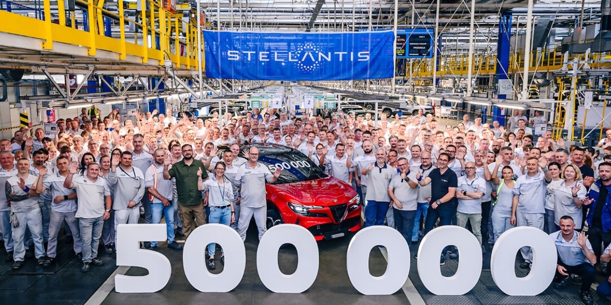 Stellantis Alfa Romeo Junior Rosso Brera es un SUV con espíritu deportivo.