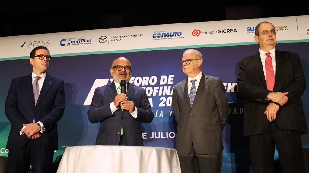 Guillermo Rosales Zárate, presidente ejecutivo de la AMDA; Andrés de la Parra, presidente de la AMFE; Fernando Lascurain, director general de la AMDA; y Carlos Provencio, director general de la AMFE, durante la firma del convenio de colaboración en el 4.º Foro de Autofinanciamiento 2026 Factor Automotor