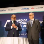 Guillermo Rosales Zárate, presidente ejecutivo de la AMDA; Andrés de la Parra, presidente de la AMFE; Fernando Lascurain, director general de la AMDA; y Carlos Provencio, director general de la AMFE, durante la firma del convenio de colaboración en el 4.º Foro de Autofinanciamiento 2026 Factor Automotor