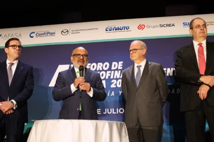Guillermo Rosales Zárate, presidente ejecutivo de la AMDA; Andrés de la Parra, presidente de la AMFE; Fernando Lascurain, director general de la AMDA; y Carlos Provencio, director general de la AMFE, durante la firma del convenio de colaboración en el 4.º Foro de Autofinanciamiento 2026 Factor Automotor