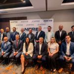 Grupo de integrantes y directivos de la Asociación Nacional de Fabricantes de Remolques y Equipos (ANFRE) posando juntos durante un evento institucional.