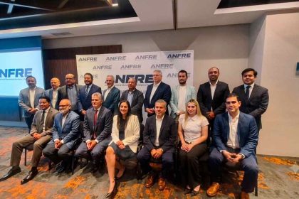 Grupo de integrantes y directivos de la Asociación Nacional de Fabricantes de Remolques y Equipos (ANFRE) posando juntos durante un evento institucional.