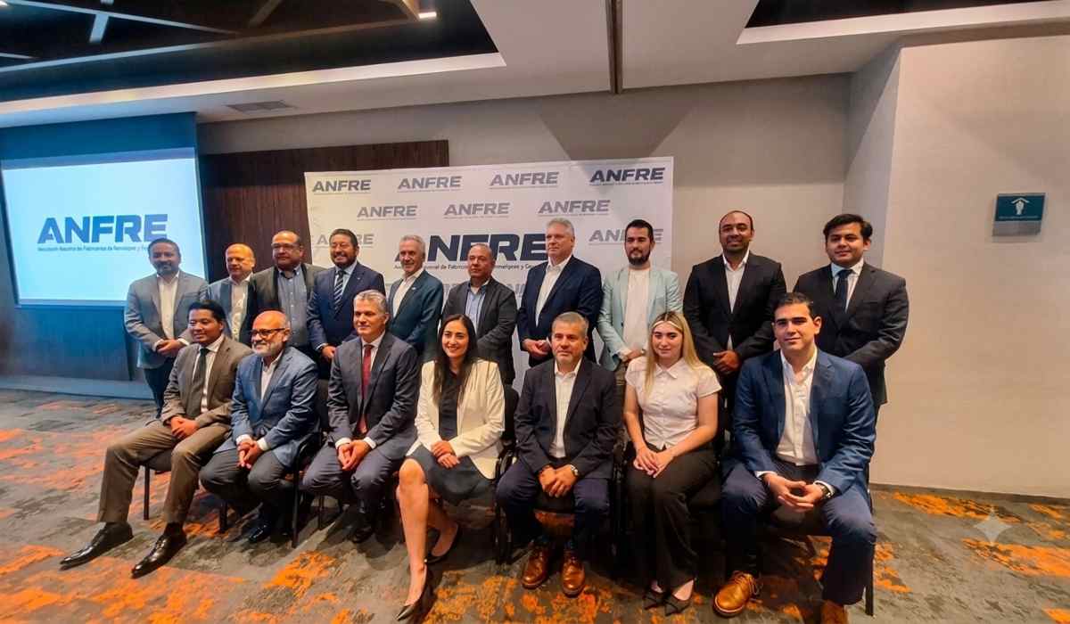 Grupo de integrantes y directivos de la Asociación Nacional de Fabricantes de Remolques y Equipos (ANFRE) posando juntos durante un evento institucional.