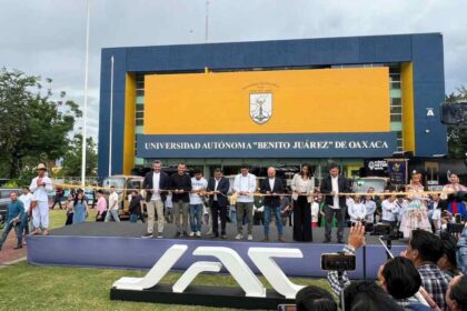 Giant Motors Latinoamérica y JAC México entregaron dos unidades JAC X350 adaptadas como camiones compactadores de basura a la Universidad Autónoma Benito Juárez de Oaxaca.