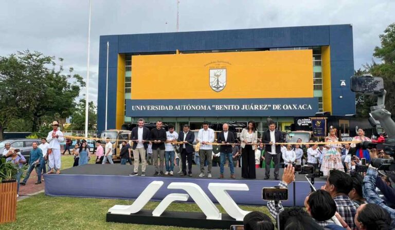 GML y JAC México donan camiones compactadores a la UABJO para fortalecer sus servicios