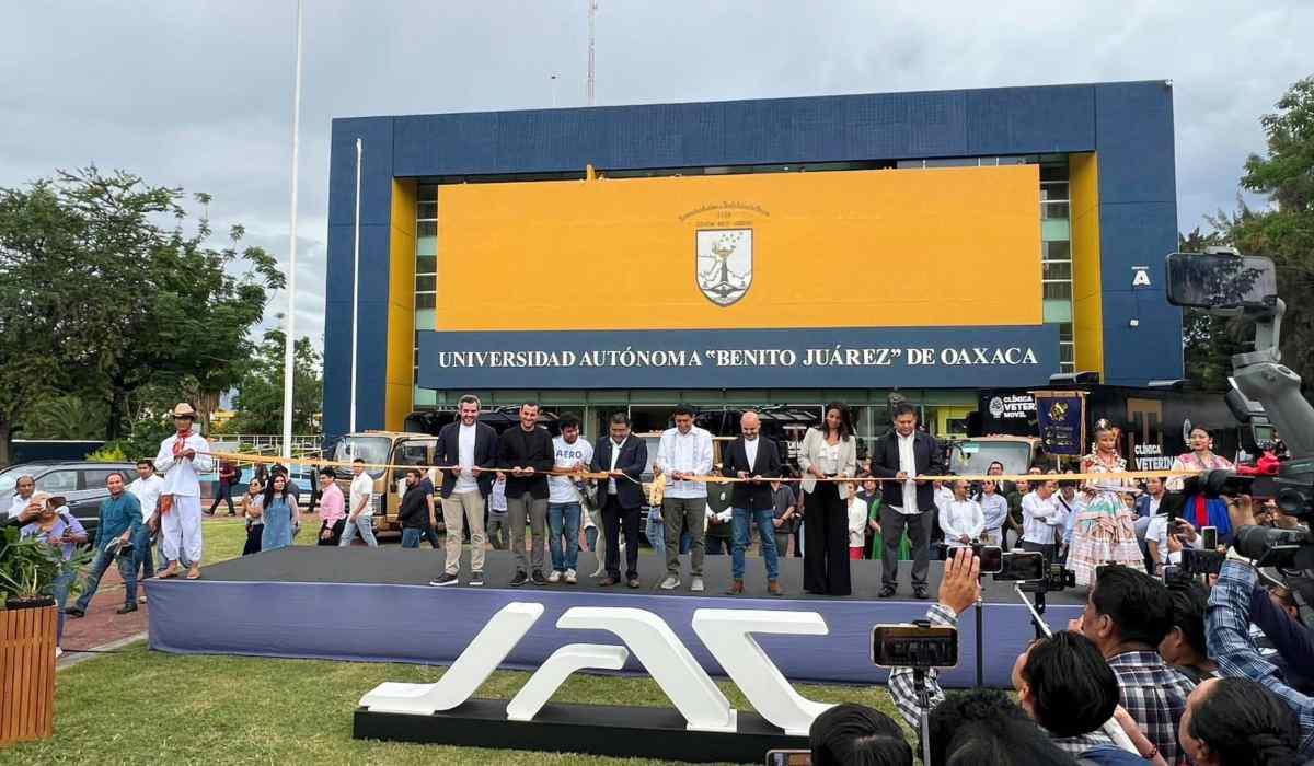 Giant Motors Latinoamérica y JAC México entregaron dos unidades JAC X350 adaptadas como camiones compactadores de basura a la Universidad Autónoma Benito Juárez de Oaxaca.