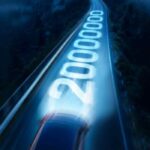 Una carretera iluminada con la cifra "20 000 000" simboliza el logro de Chery al superar los 20 millones de vehículos vendidos a nivel global.