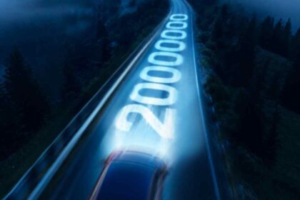Una carretera iluminada con la cifra "20 000 000" simboliza el logro de Chery al superar los 20 millones de vehículos vendidos a nivel global.