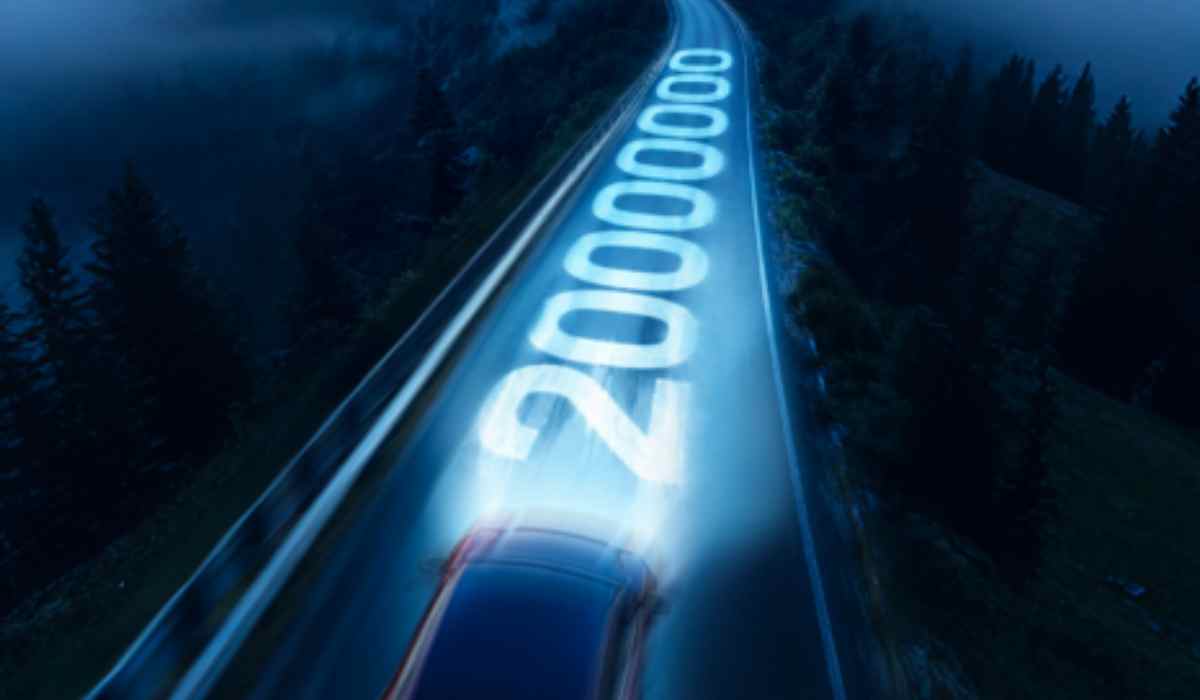 Una carretera iluminada con la cifra "20 000 000" simboliza el logro de Chery al superar los 20 millones de vehículos vendidos a nivel global.